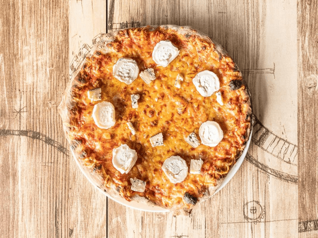 13.4 Fromages : base tomate, mozzarella, emmental français, fromage de chèvre et bleu d&#039;Auvergne.🧀🧀🧀🧀