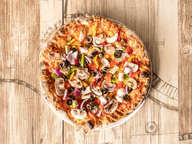09.Végétarienne : Base tomate, mozzarella, emmental français, poivrons, champignons de Paris frais, olives noires et oignons rouges.🫑🍄🫒🧅