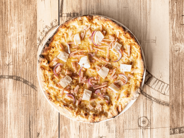 22.Savoyarde : base crème, mozzarella, emmental français, jambon de dinde, fromage de reblochon et oignons rouges.🍗🧀🧅