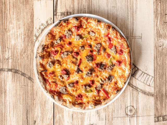 12.La Carne : Base tomate, mozzarella, emmental français, merguez de la boucherie, steak haché et poivrons.🥩🥩🫑
