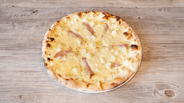 21.Montagnarde : base crème, mozzarella, emmental français, BACON de dinde, fromage à raclette et pommes de terre.