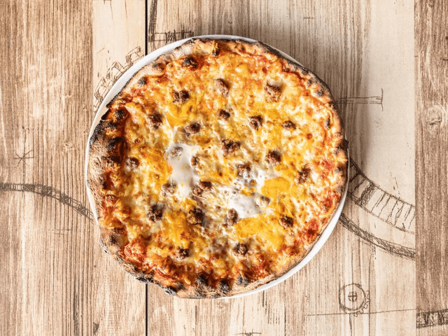 04.Campione : Base tomate, mozzarella, emmental français, steak haché et oeuf.🥩
